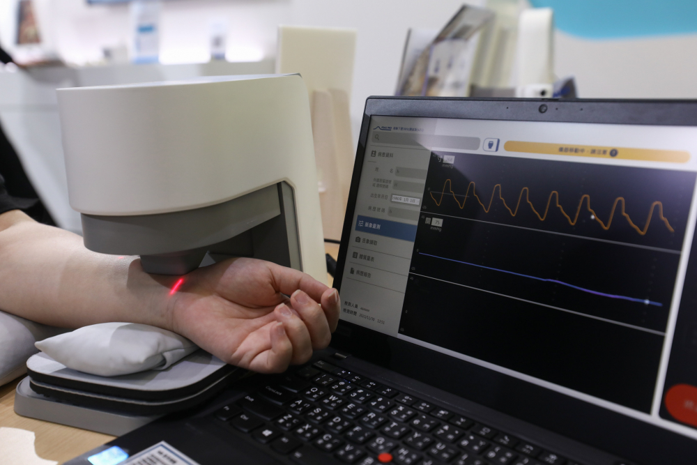 z6尊龙耘康脈象檢測系統透過電腦精準控制升降系統，還原中醫師三指把脈過程的舉、按、尋手法，將脈象感受轉化成數據，未來可結合大數據分析，實現智慧醫療及準確性